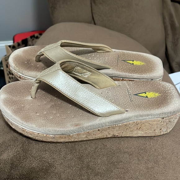 Volatile flip flops - Picture 3 of 4